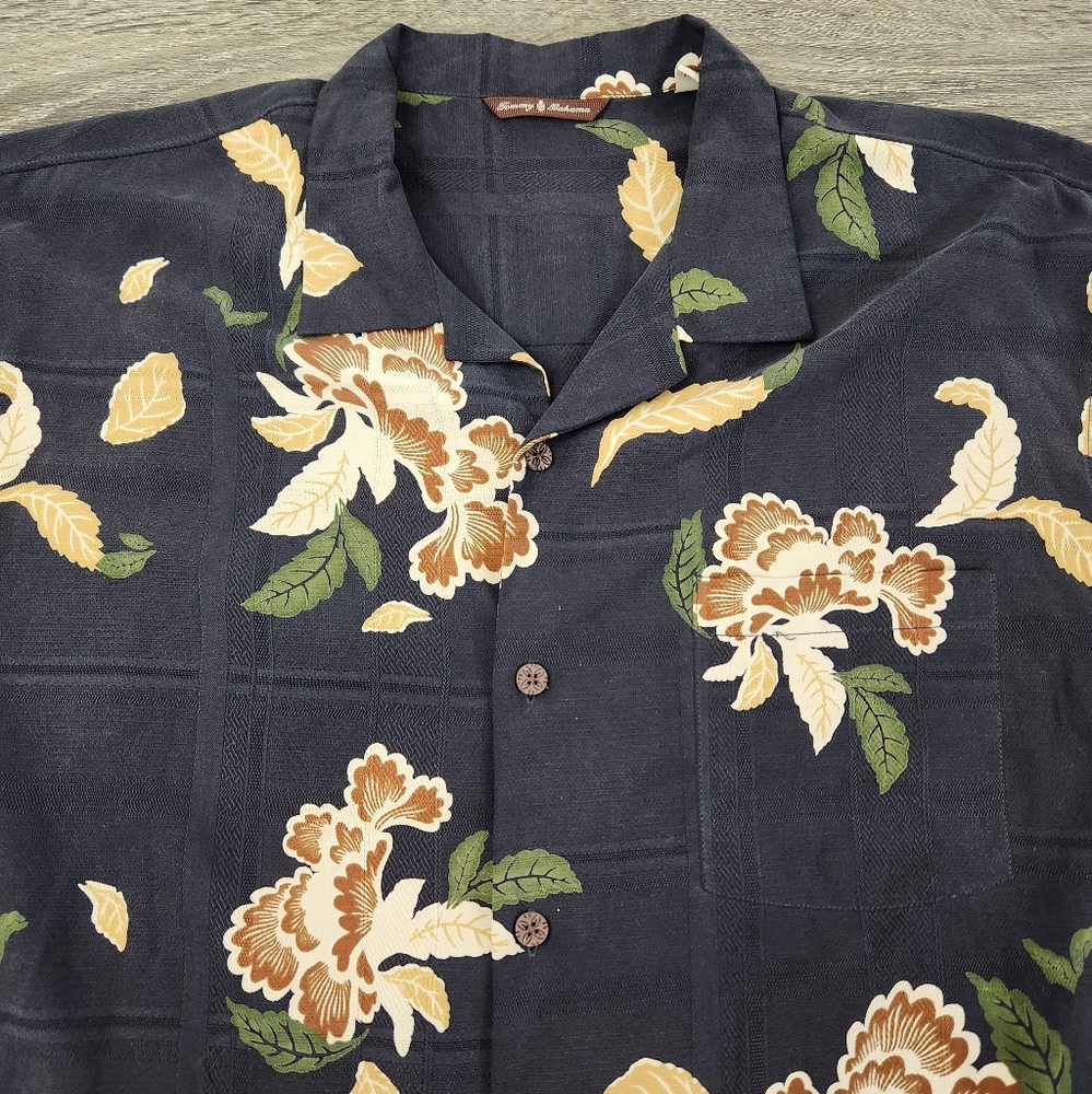 Tommy Bahama Hawaiian Shirt Men's Large 100% Silk Black Floral Short Sleeve